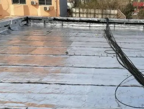 新昌卫生间漏水维修公司分享下新昌屋面楼顶防水刚性防水层施工要点。